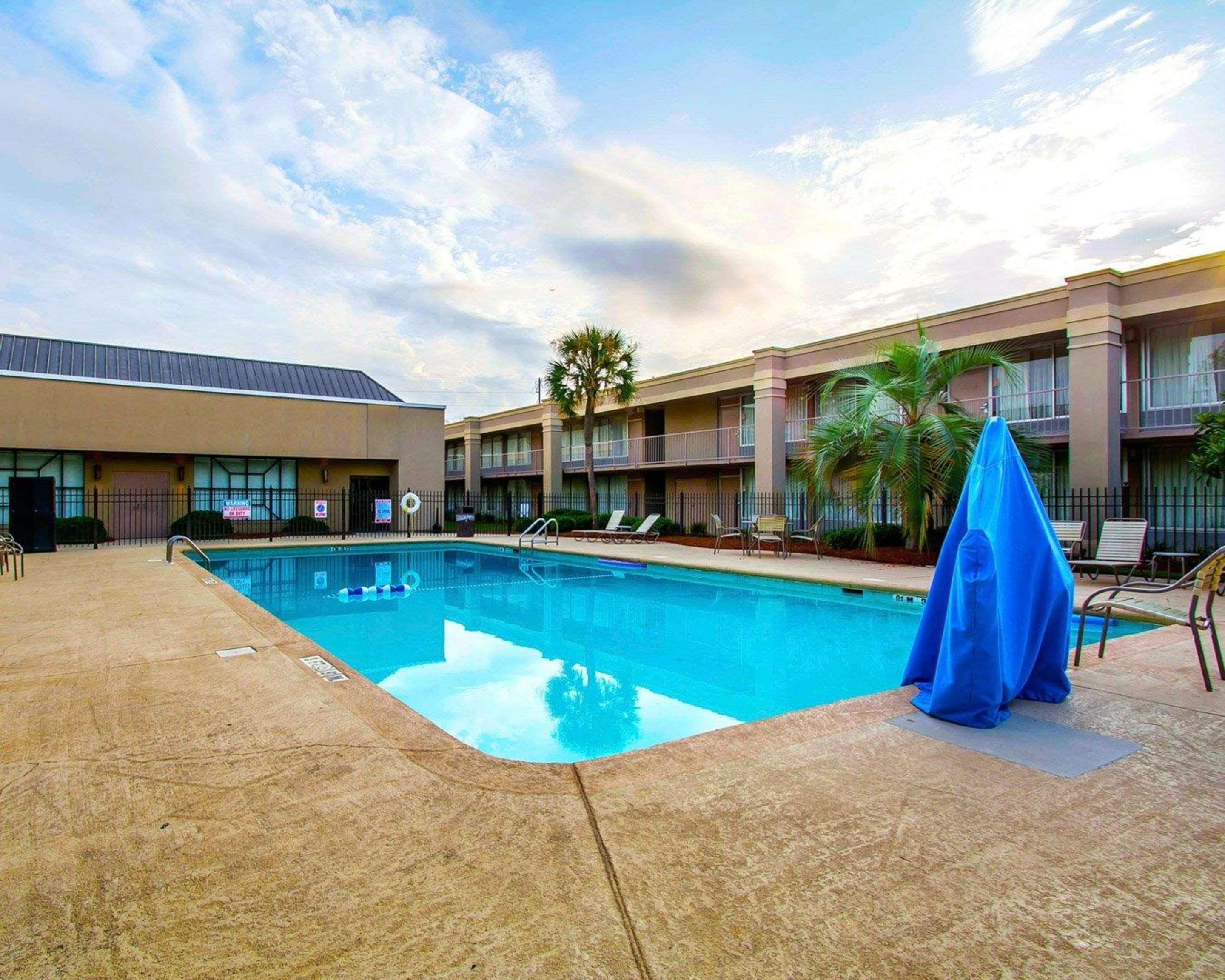 Clarion Inn & Suites Dothan South Экстерьер фото