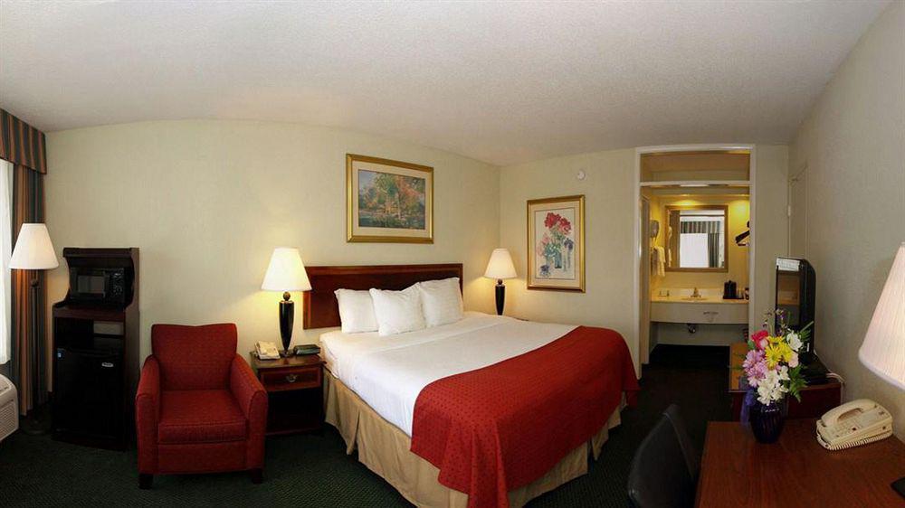 Clarion Inn & Suites Dothan South Экстерьер фото